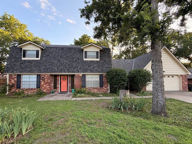 Malarkey Highlander AR shingles in Storm Grey on a two-story brick home in Bartlesville, Oklahoma