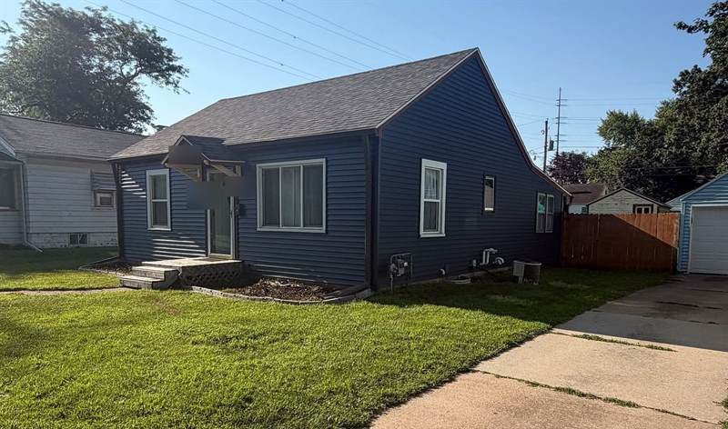 Waterloo, Iowa home after a new Mitten roof and siding